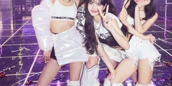 Imagem do grupo de WhatsApp 𖧵 BLΛƆKPIИK 𖧵