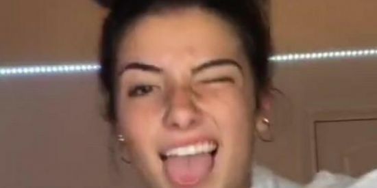 Imagem do grupo de WhatsApp Charli fãns 🦋✨