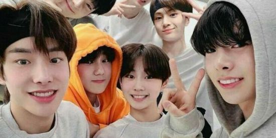 Imagem do grupo de WhatsApp Multifandom here🌎💗🇰🇷