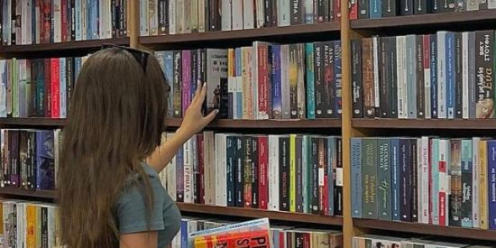 Imagem do grupo de WhatsApp •°𝐋𝐢𝐯𝐫𝐚𝐫𝐢𝐚 𝐨𝐧-𝐥𝐢𝐧𝐞 📚💕 [ 𝐩𝐝𝐟 ]•°