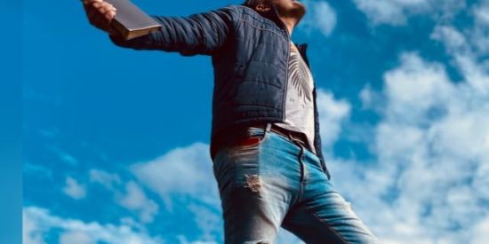 Imagem do grupo de WhatsApp Falando de de DEUS quando menos achamos favorável