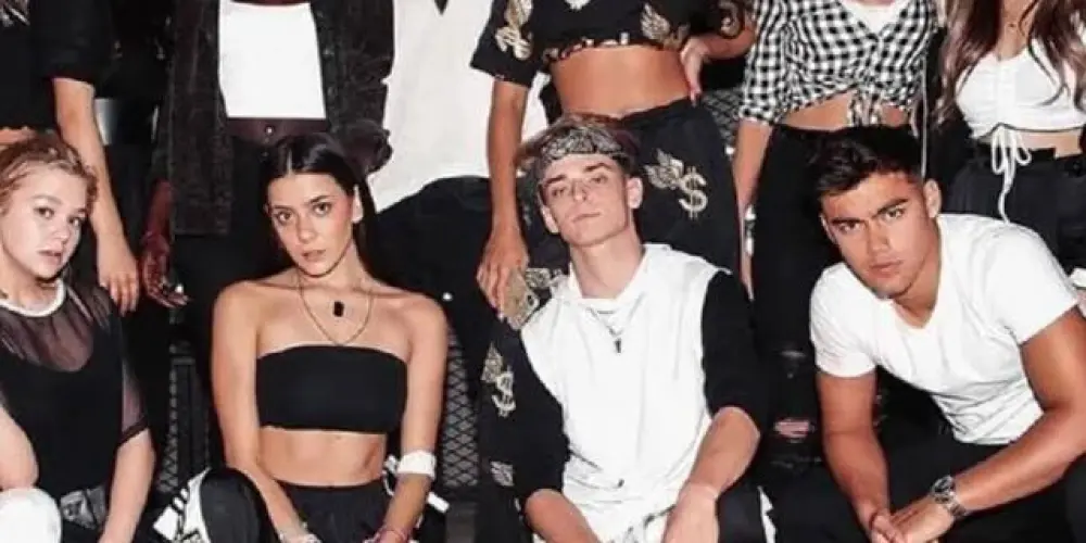 Imagem do grupo de WhatsApp 𝘯𝘰𝘸 𝘶𝘯𝘪𝘵𝘦𝘥 - 𝘳𝘱𝘨