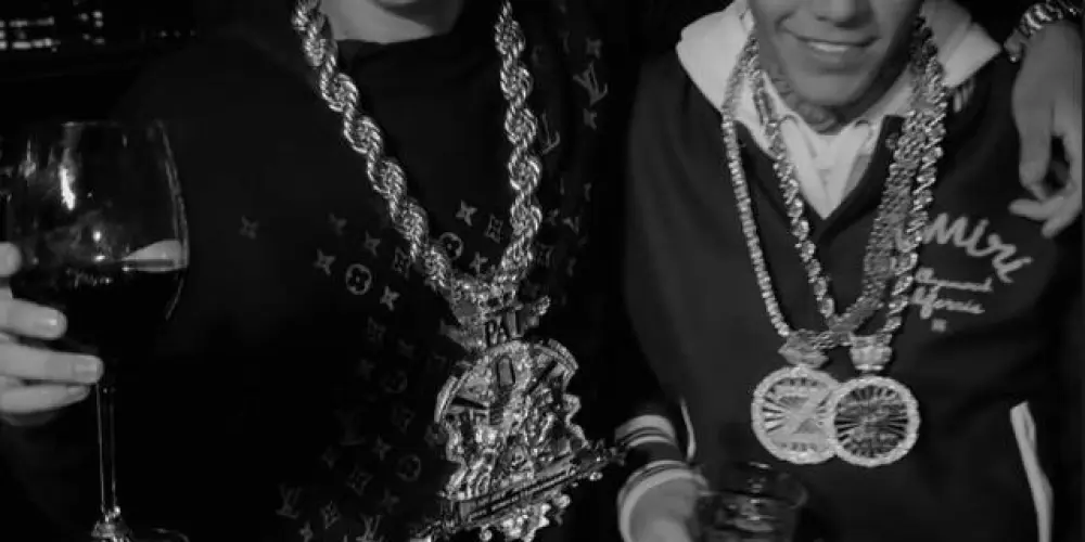 Imagem do grupo de WhatsApp 𝐎𝐍 𝐇𝐎𝐋𝐈𝐃𝐀𝐘𝐒 💯