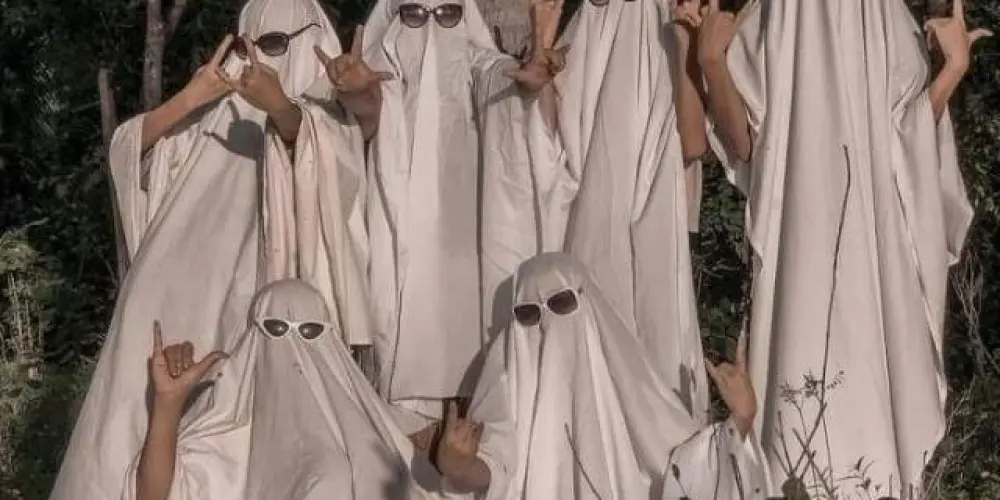 Imagem do grupo de WhatsApp 𝑯𝒐𝒖𝒔𝒆 𝒐𝒇 𝒂𝒎𝒊𝒛𝒂𝒅𝒆🤍✨