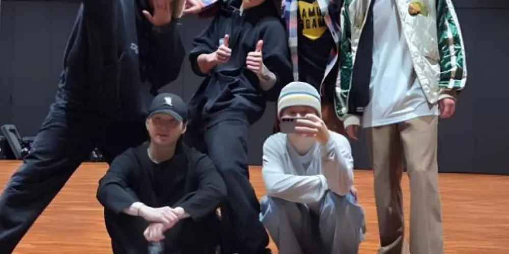 Imagem do grupo de WhatsApp 💜 𝑨𝒓𝒎𝒚'𝒔 𝑺𝒆𝒎 𝑭𝒓𝒐𝒏𝒕𝒆𝒊𝒓𝒂 𝑩𝒂𝒏𝒈𝒕𝒂𝒏 𝑺𝒐𝒏𝒚𝒆𝒐𝒏𝒅𝒂𝒏 𝑩𝒐𝒚𝒔 (𝑩𝑻𝑺) 💜