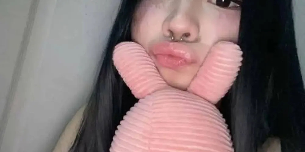 Imagem do grupo de WhatsApp ⸺͟͞ 𝑪𝑯𝑨𝑻 | 𝑭𝑨𝑲𝑬 𝑳𝑰𝑭𝑬 🌺