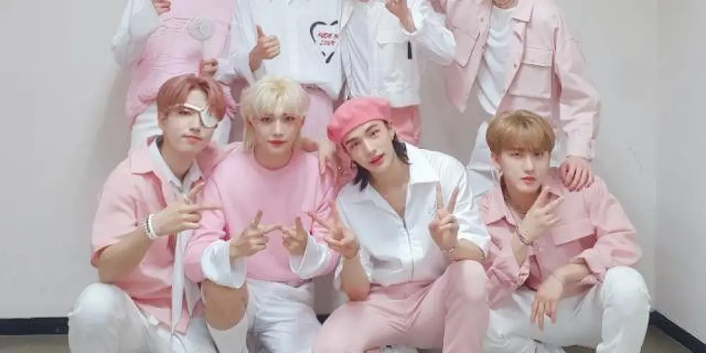 Imagem do grupo de WhatsApp 𝗦𝘁𝗿𝗮𝘆 𝗸𝗶𝗱𝘀 𝗮𝗺𝗼𝗿 𝗲 𝗳𝗮̃𝘀 🩵