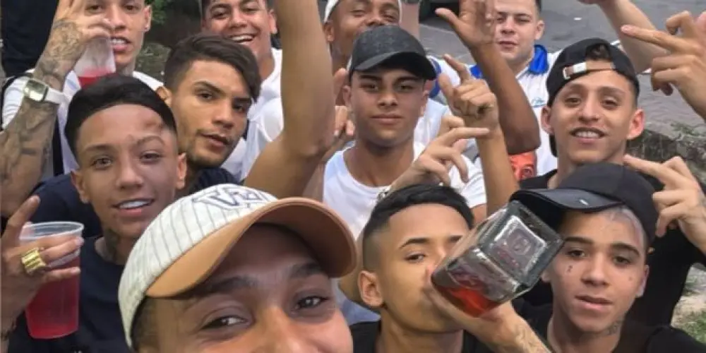 Imagem do grupo de WhatsApp 𝑰𝒏𝒔𝒂𝒏𝒆 𝒄𝒉𝒂𝒕