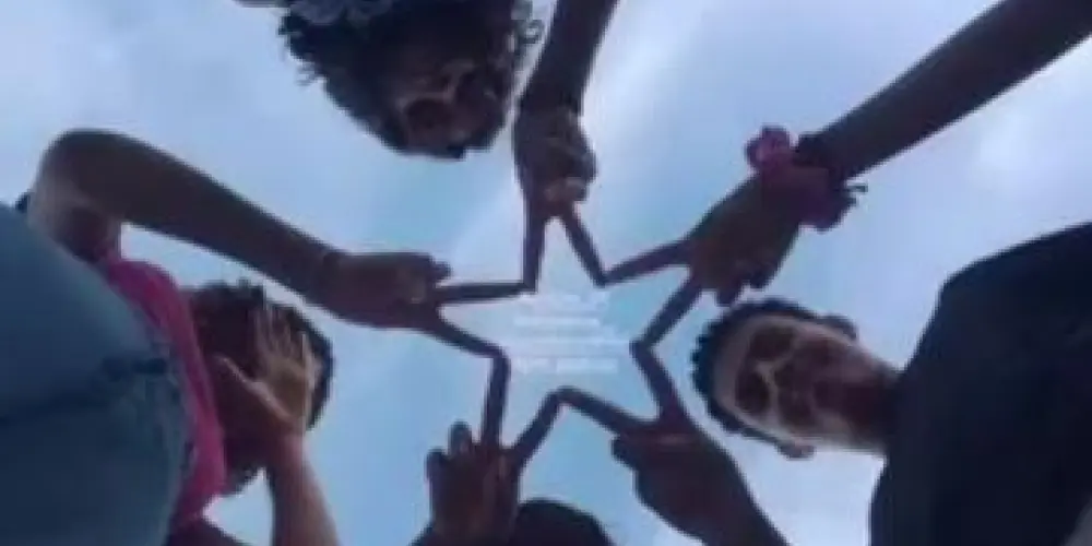 Imagem do grupo de WhatsApp 𝐀𝐦𝐢𝐳𝐚𝐝𝐞༒︎