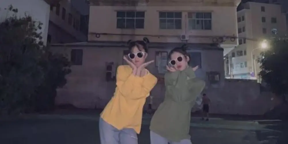 Imagem do grupo de WhatsApp °⋆✧･♛Amugos