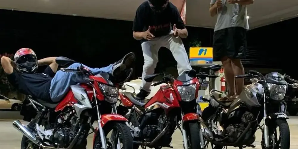 Imagem do grupo de WhatsApp Cadê as coroas de 40