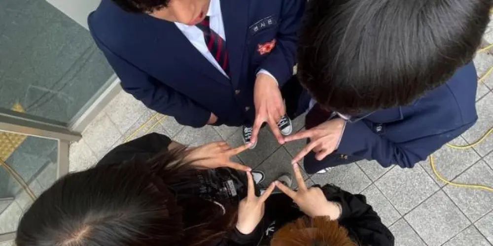 Imagem do grupo de WhatsApp Neon Void ./&